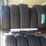 Pneus Bridgestone e Firestone em exposição.