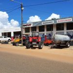 Tratores e implementos agrícolas em stock na loja.